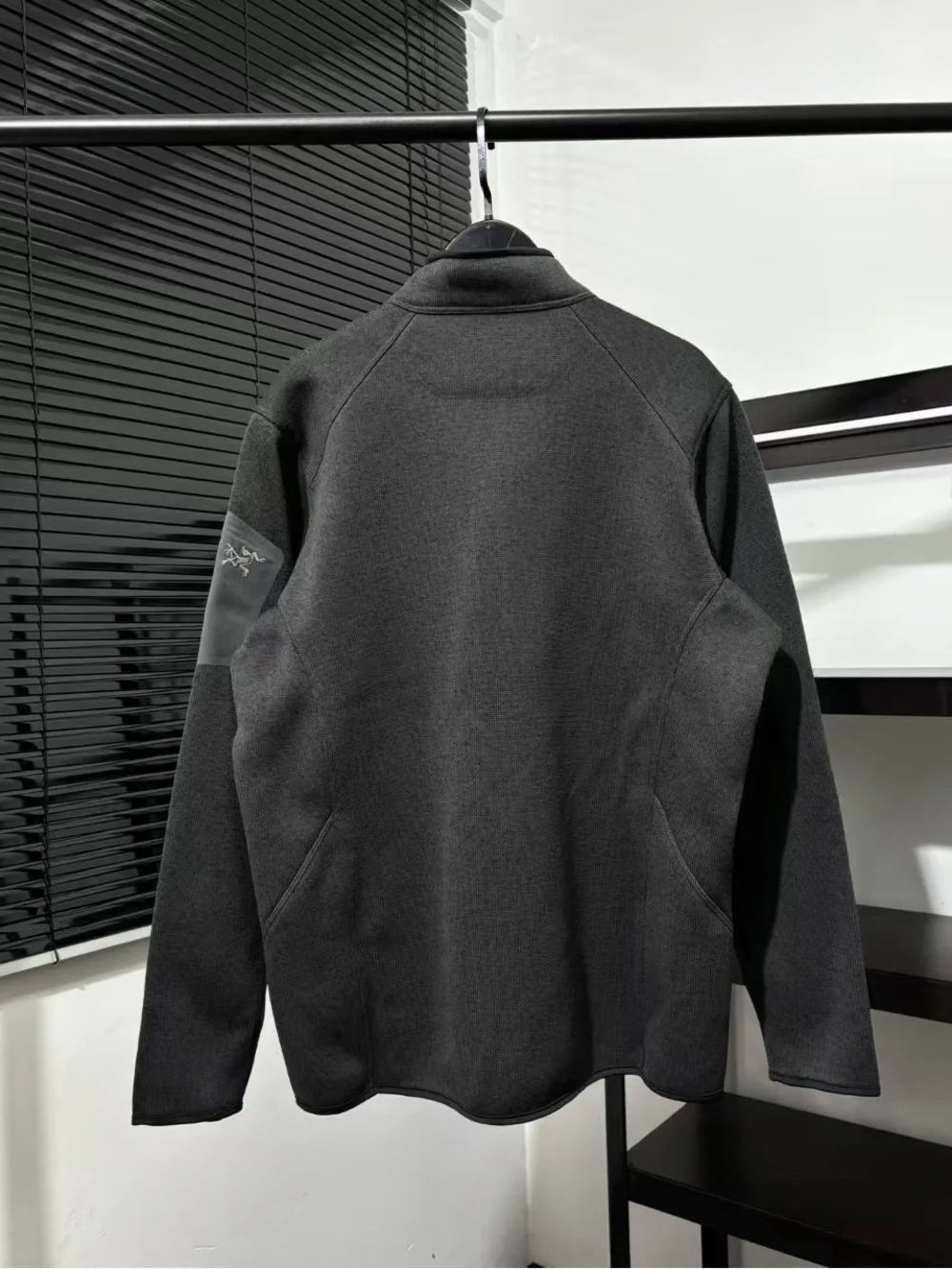 Arc’teryxx Men's Dark Gray Full-Zip Lightweight Jacket